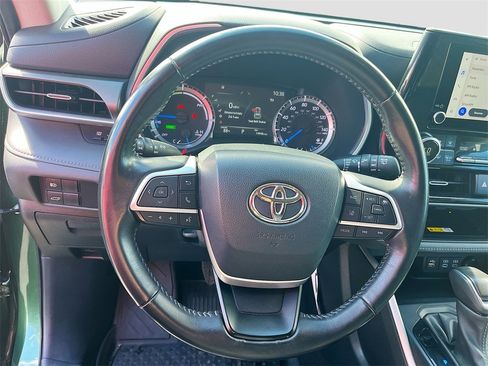Used 2023 Toyota Highlander XLE image 11