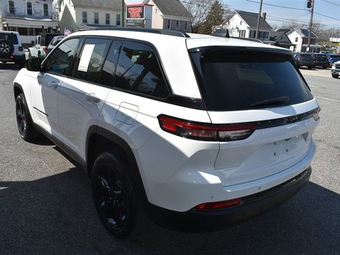 Used 2023 Jeep Grand Cherokee Altitude image 6