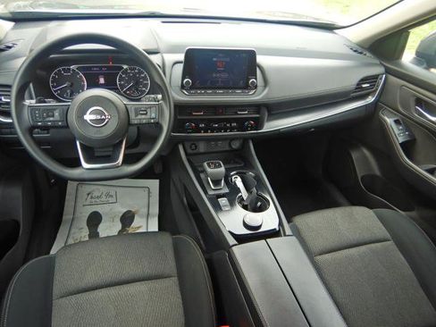 Used 2024 Nissan Rogue SV image 2