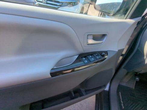 Used 2015 Toyota Sienna XLE FWD image 8
