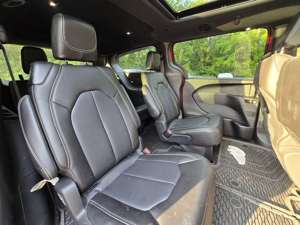 Used 2025 Chrysler Pacifica Select AWD/4WD image 25