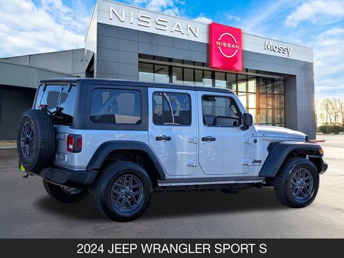 Used 2024 Jeep Wrangler Sport S image 6