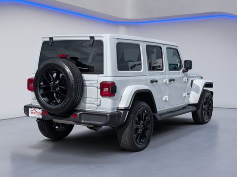 Used 2025 Jeep Wrangler Unlimited Sahara AWD/4WD image 9
