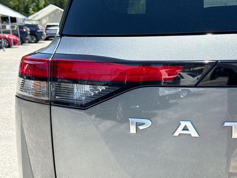 Used 2024 Nissan Pathfinder Platinum FWD image 10
