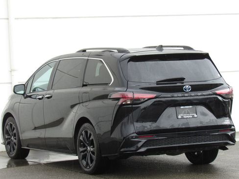 Used 2023 Toyota Sienna XSE w/ XSE Plus Package image 5