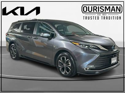 Used 2025 Toyota Sienna Platinum