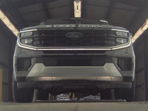 Used 2025 Ford Expedition Max Platinum AWD/4WD image 3