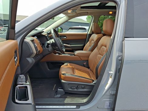 Certified 2023 Nissan Pathfinder Platinum w/ Black Appearance Package image 16