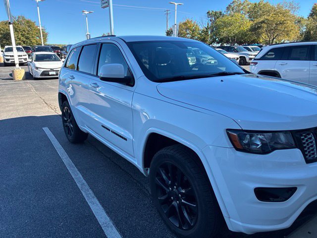 Used 2020 Jeep Grand Cherokee Altitude AWD/4WD image 3