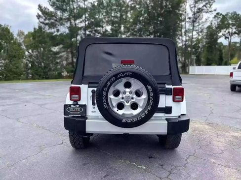 Used 2015 Jeep Wrangler Unlimited Sahara w/ Connectivity Group AWD/4WD image 9