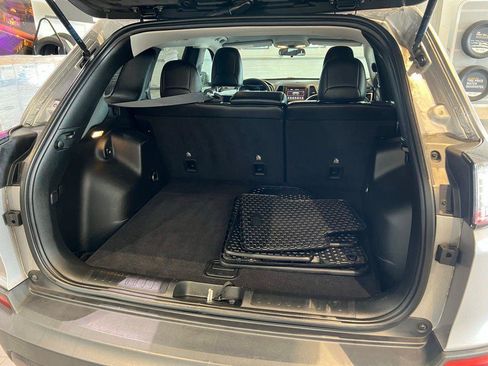 Used 2019 Jeep Cherokee Latitude Plus w/ Cold Weather Group AWD/4WD image 10