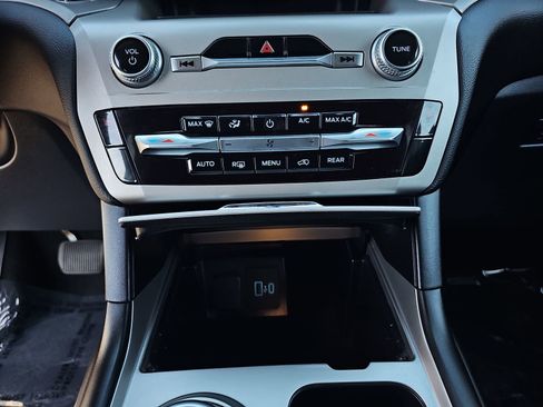 Used 2023 Ford Explorer XLT image 27