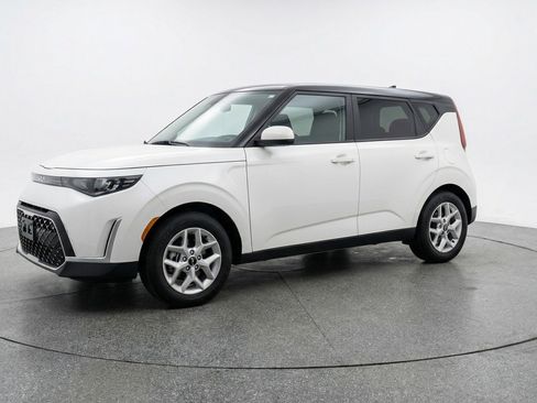 Used 2025 Kia Soul LX w/ LX Technology Package FWD image 3