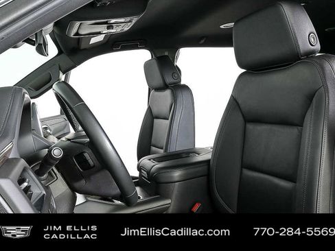 Used 2025 Chevrolet Suburban LT image 5