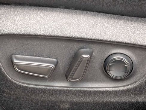 Used 2021 Toyota Highlander XLE AWD/4WD image 15