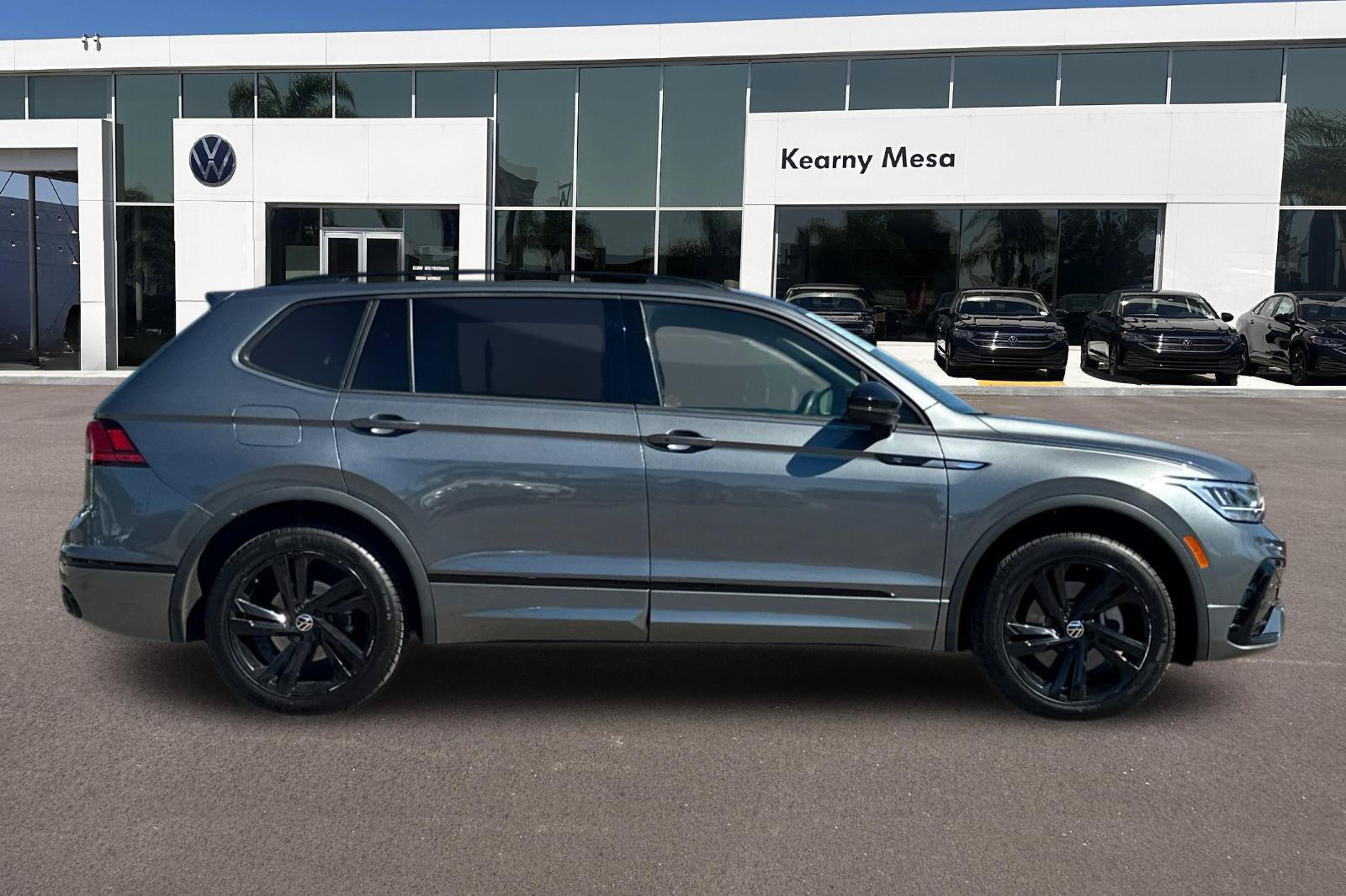 Used 2023 Volkswagen Tiguan SE R-Line FWD image 3