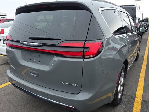 Used 2023 Chrysler Pacifica Limited FWD image 2