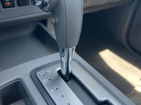 Used 2011 Nissan Frontier SL w/ Moonroof Pkg AWD/4WD image 13