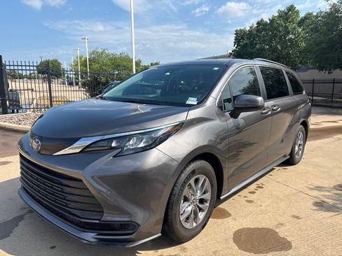 Used 2024 Toyota Sienna LE FWD image 1