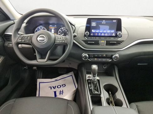 Used 2025 Nissan Altima 2.5 S FWD image 9