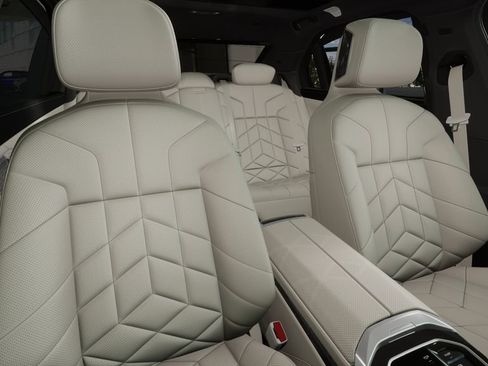 Used 2026 BMW 750e xDrive w/ Executive Package image 37