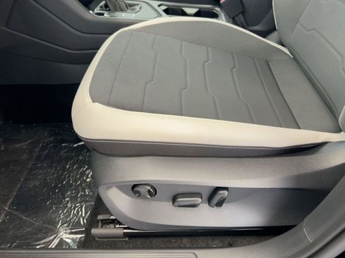 New 2026 Volkswagen Taos SE image 14