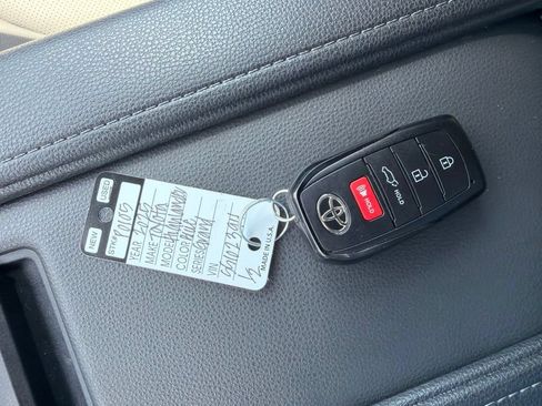 Used 2025 Toyota Grand Highlander AWD image 29