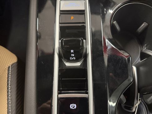 Used 2024 Volkswagen Atlas Cross Sport SE image 23