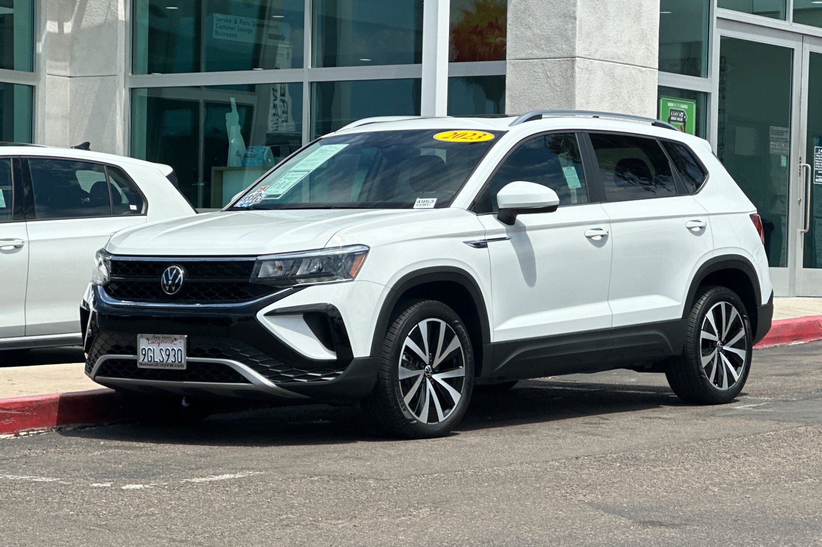 Used 2023 Volkswagen Taos SE w/ Panoramic Sunroof Package FWD image 8