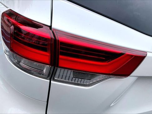 Used 2019 Toyota Highlander LE image 28