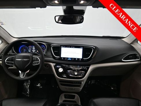 Used 2024 Chrysler Pacifica Touring-L image 14