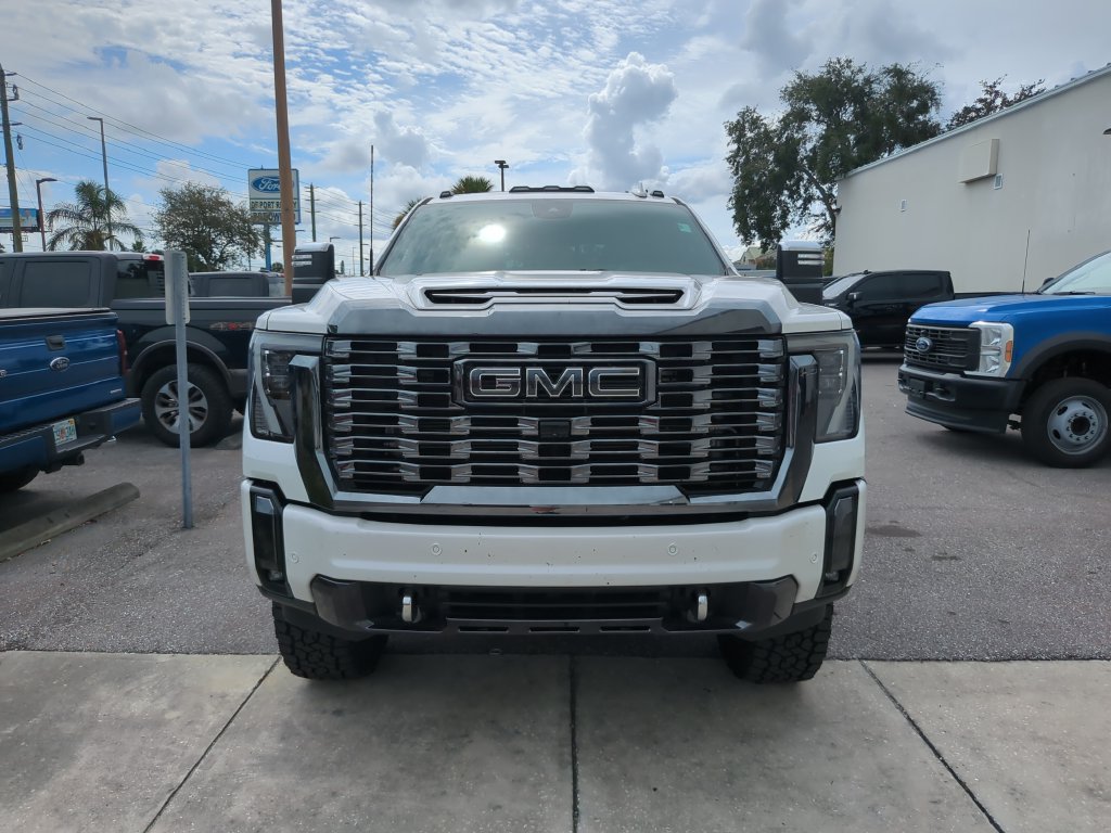 Used 2024 GMC Sierra 2500 Denali Ultimate AWD/4WD image 3