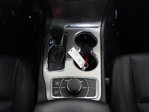 Used 2018 Jeep Grand Cherokee Limited image 16