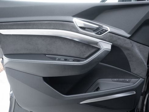 Used 2019 Audi e-tron Prestige w/ Prestige Package image 18