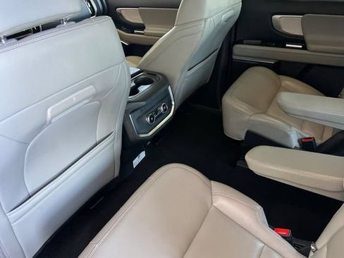 Used 2025 Ford Expedition Active AWD/4WD image 12