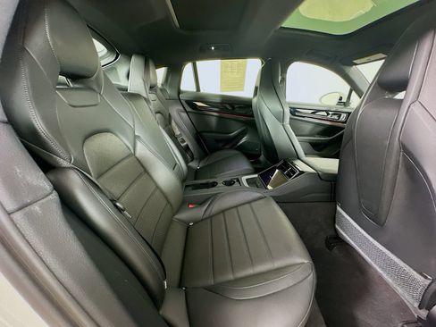 Used 2025 Porsche Panamera RWD image 40