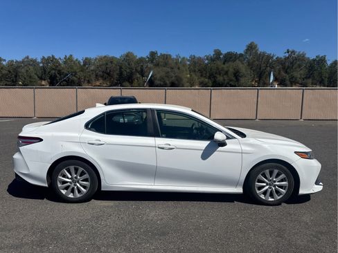 Used 2020 Toyota Camry LE FWD image 4