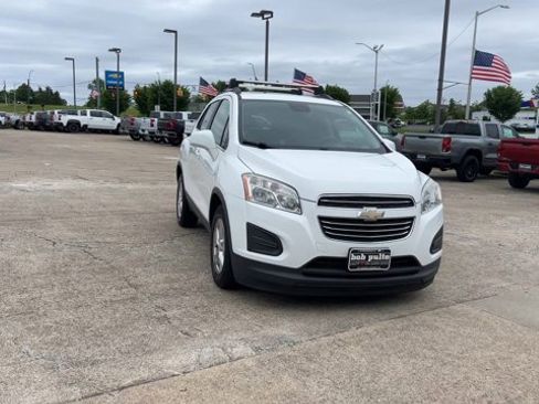 Used 2016 Chevrolet Trax LT w/ LT Sun and Sound Package FWD image 3