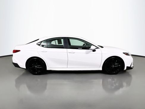 Used 2025 Toyota Camry SE FWD image 3