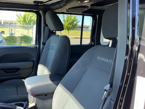 Used 2018 Jeep Wrangler Unlimited Sahara w/ LED Lighting Group AWD/4WD image 19