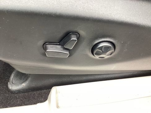 Used 2024 Chrysler Pacifica Touring-L image 17