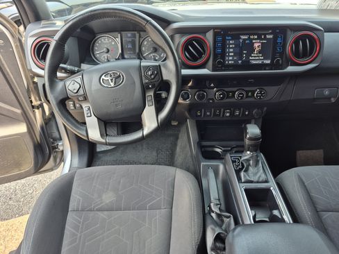 Used 2018 Toyota Tacoma TRD Off-Road w/ Technology Package AWD/4WD image 18