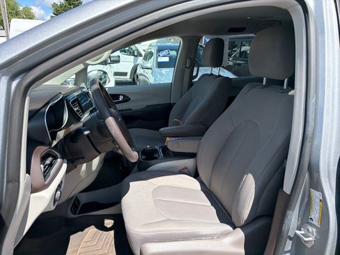 Used 2020 Chrysler Pacifica Touring w/ Advanced Safetytec Group FWD image 7
