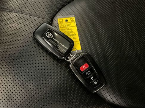 Certified 2021 Toyota Highlander Limited image 28