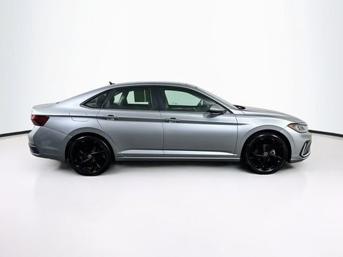 Certified 2025 Volkswagen Jetta SE w/ Sunroof Package FWD image 9