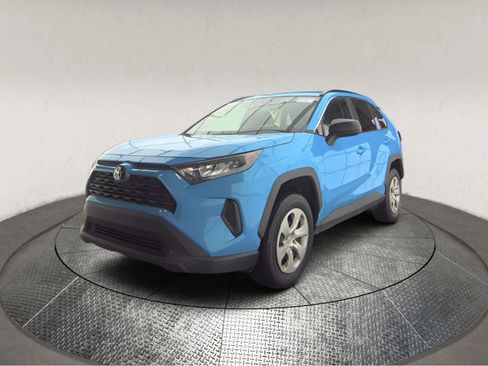 Used 2021 Toyota RAV4 LE image 3