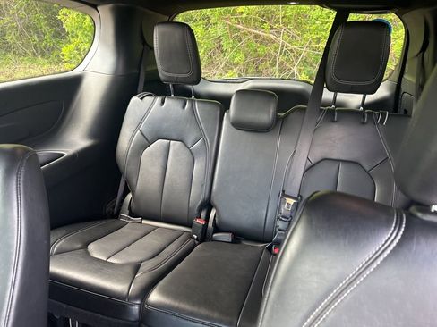 Used 2025 Chrysler Pacifica Select image 7