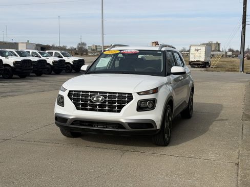 Certified 2025 Hyundai Venue SEL image 15