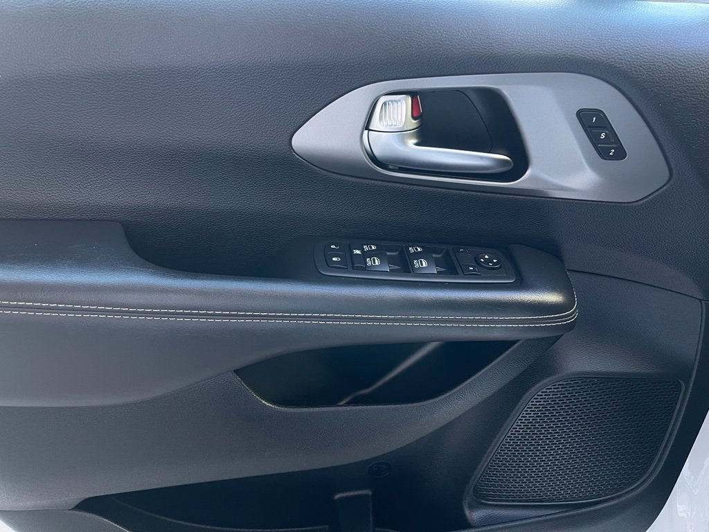 Used 2025 Chrysler Pacifica Select FWD image 9