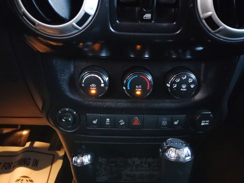 Used 2015 Jeep Wrangler Unlimited Sahara w/ Connectivity Group AWD/4WD image 32